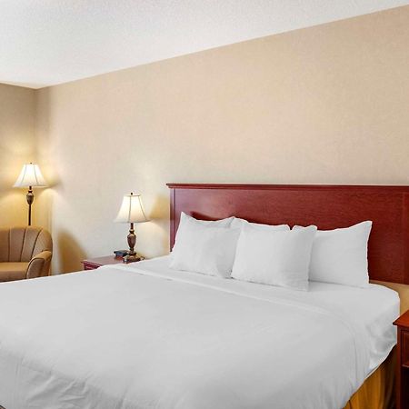 Quality Inn & Suites Edmonton International Airport Ледук Экстерьер фото