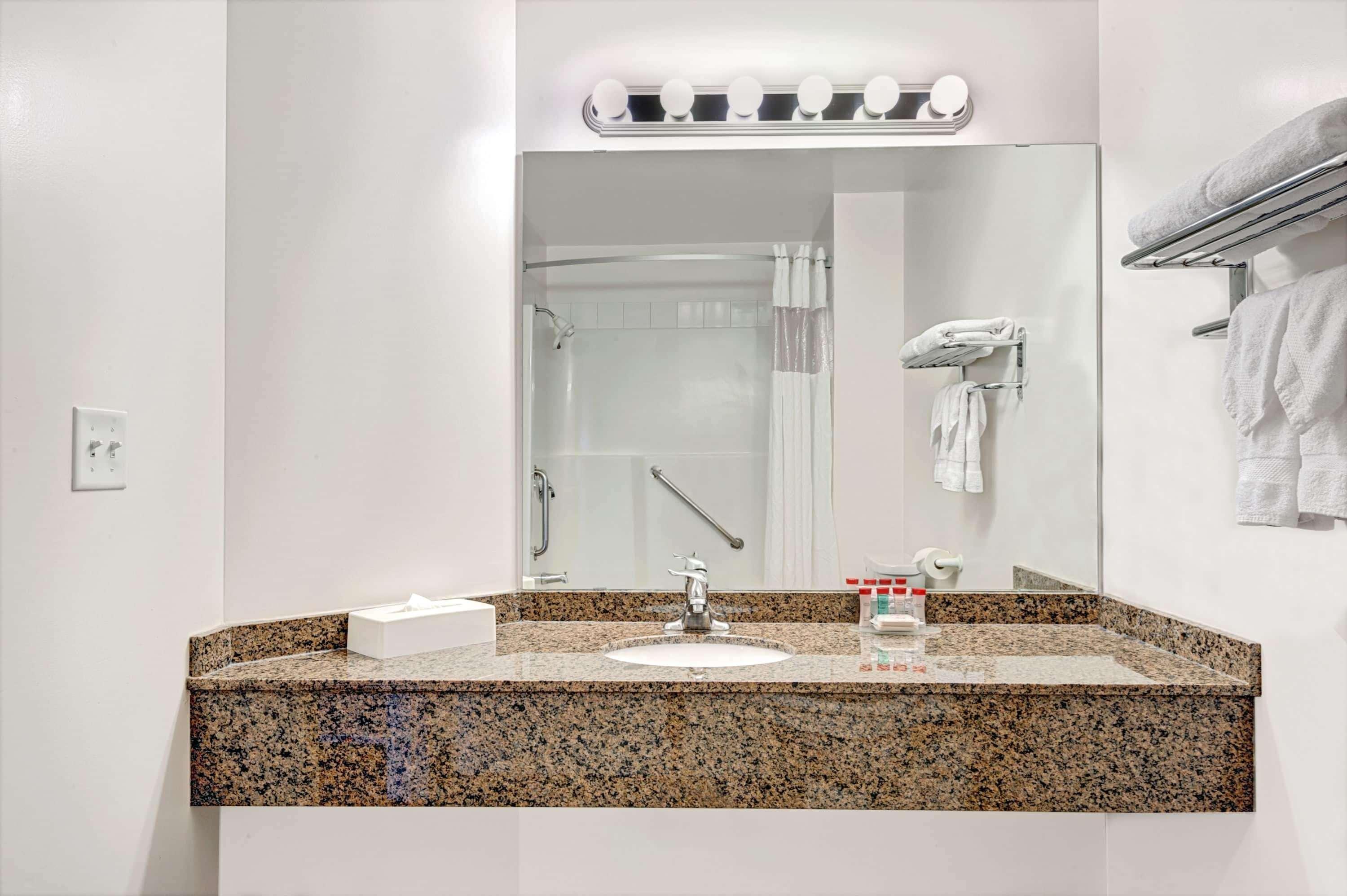 Quality Inn & Suites Edmonton International Airport Ледук Экстерьер фото