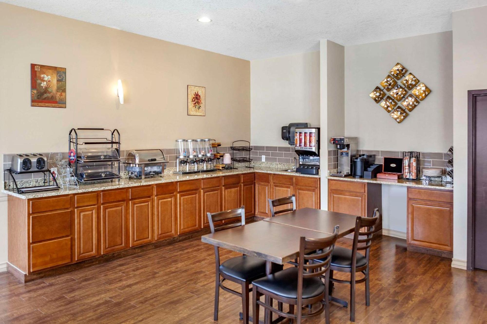Quality Inn & Suites Edmonton International Airport Ледук Экстерьер фото