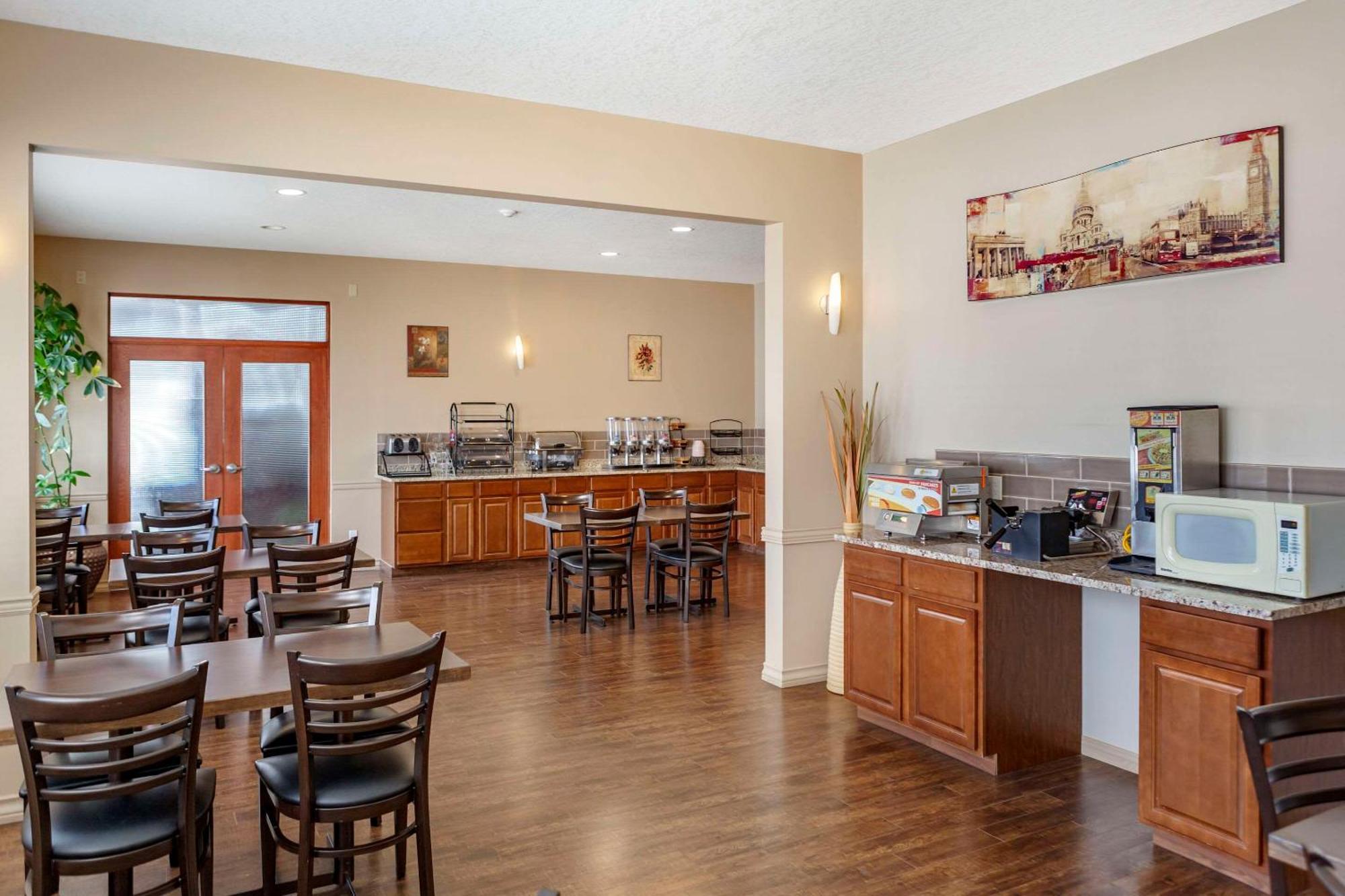Quality Inn & Suites Edmonton International Airport Ледук Экстерьер фото