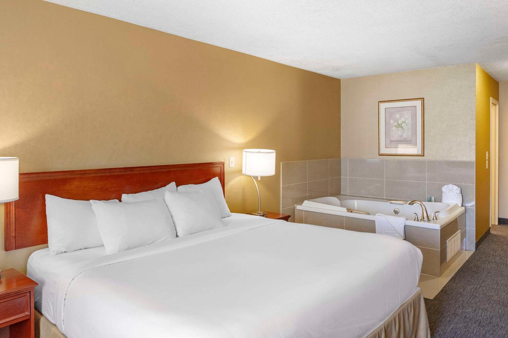 Quality Inn & Suites Edmonton International Airport Ледук Экстерьер фото