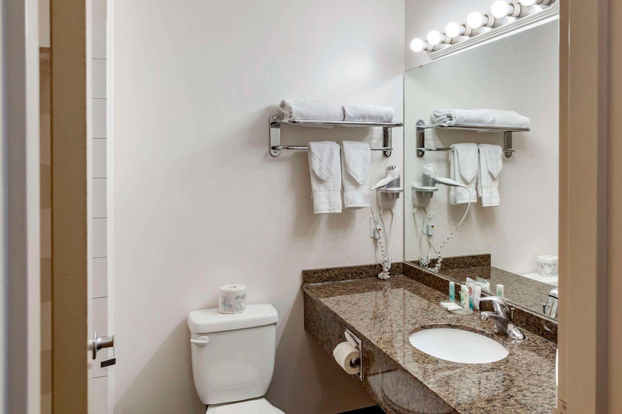 Quality Inn & Suites Edmonton International Airport Ледук Экстерьер фото