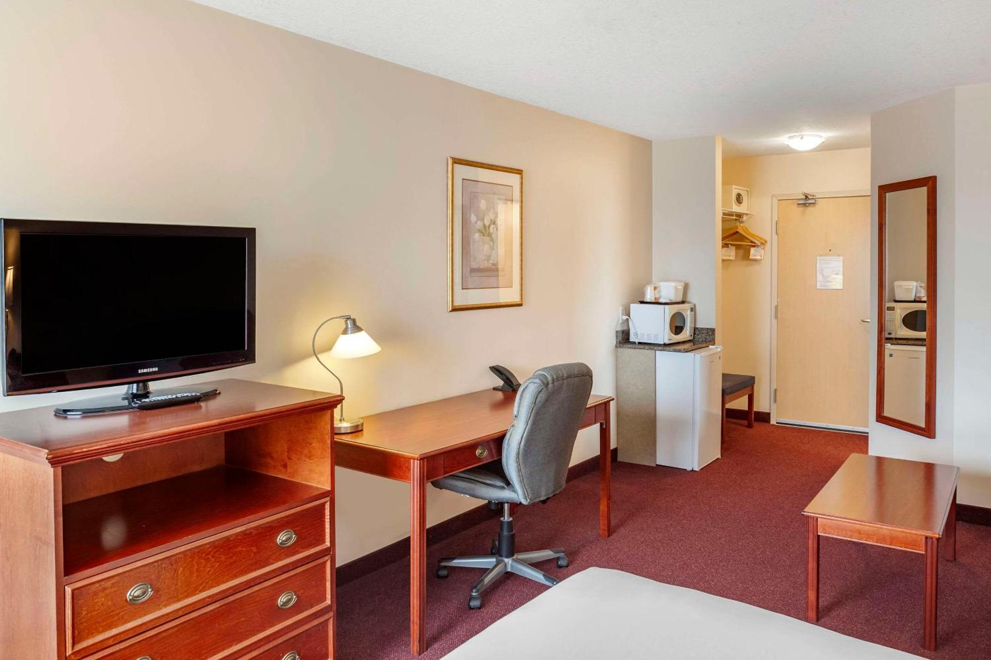 Quality Inn & Suites Edmonton International Airport Ледук Экстерьер фото