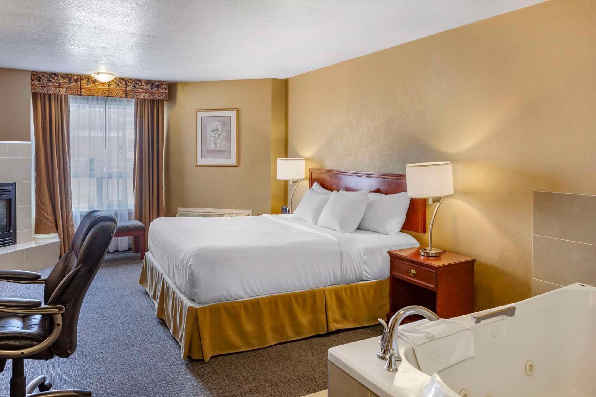 Quality Inn & Suites Edmonton International Airport Ледук Экстерьер фото