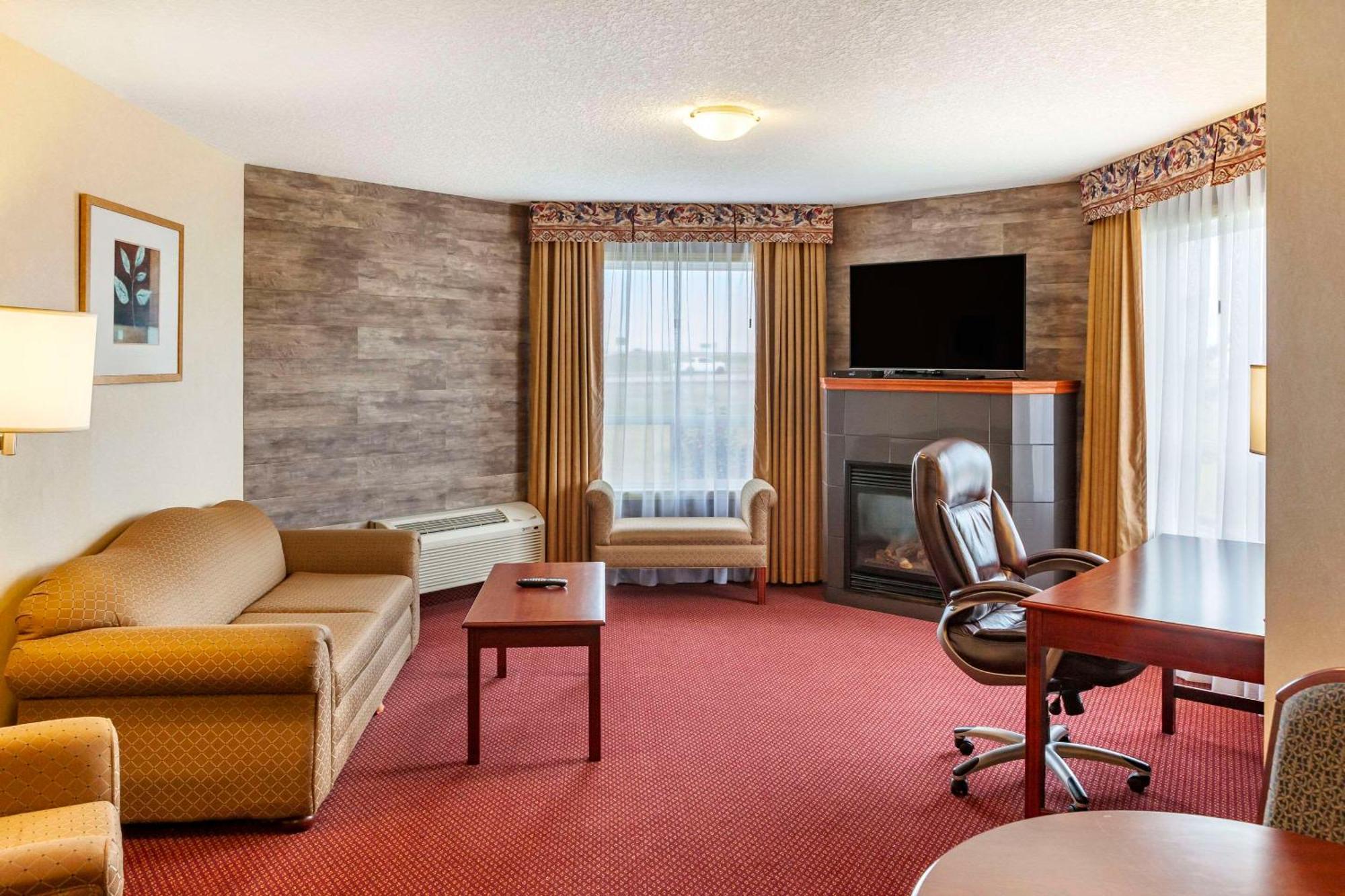 Quality Inn & Suites Edmonton International Airport Ледук Экстерьер фото