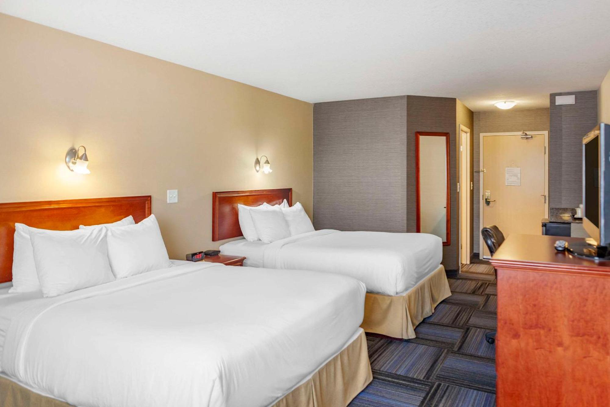 Quality Inn & Suites Edmonton International Airport Ледук Экстерьер фото