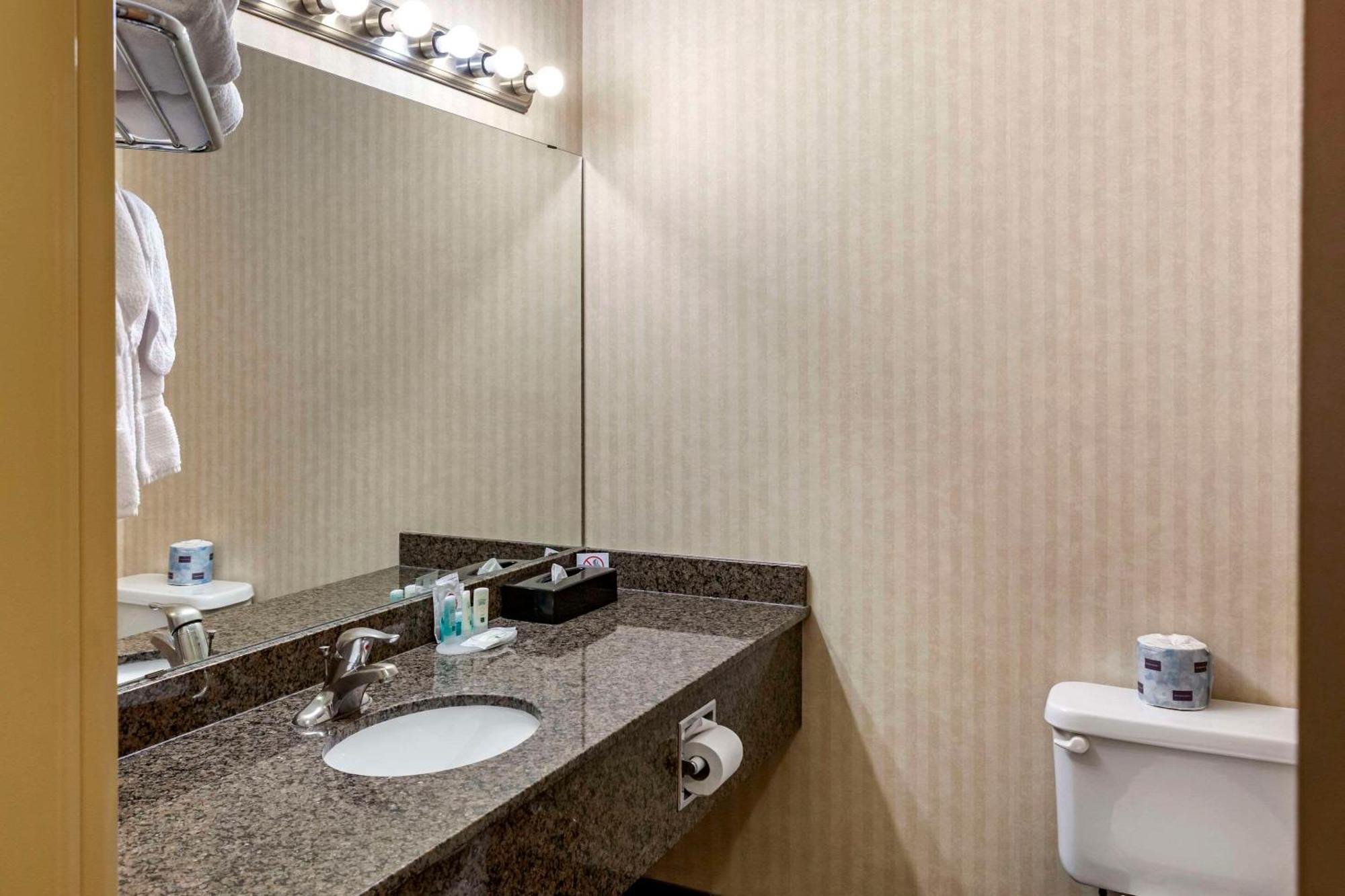 Quality Inn & Suites Edmonton International Airport Ледук Экстерьер фото