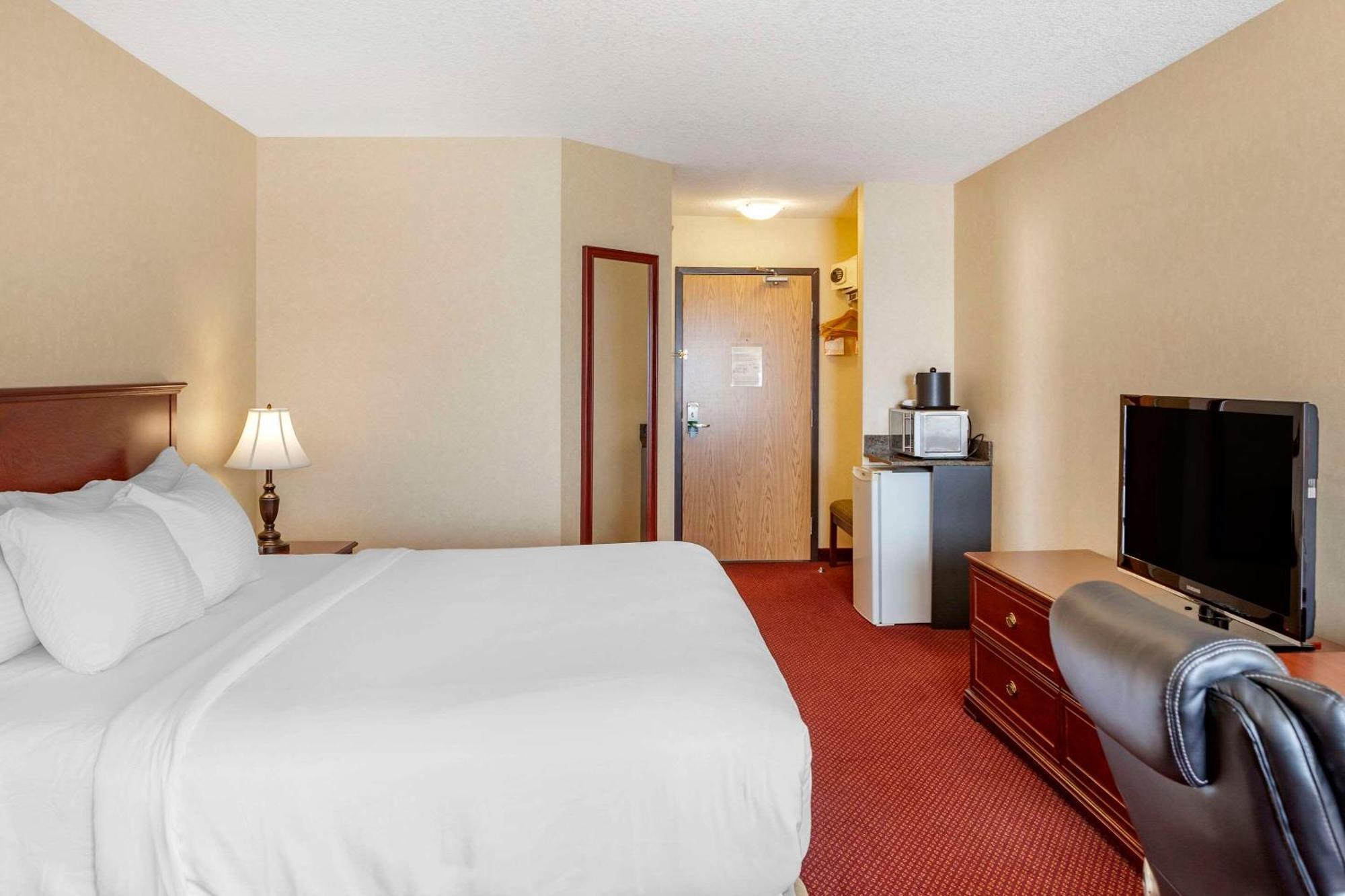 Quality Inn & Suites Edmonton International Airport Ледук Экстерьер фото