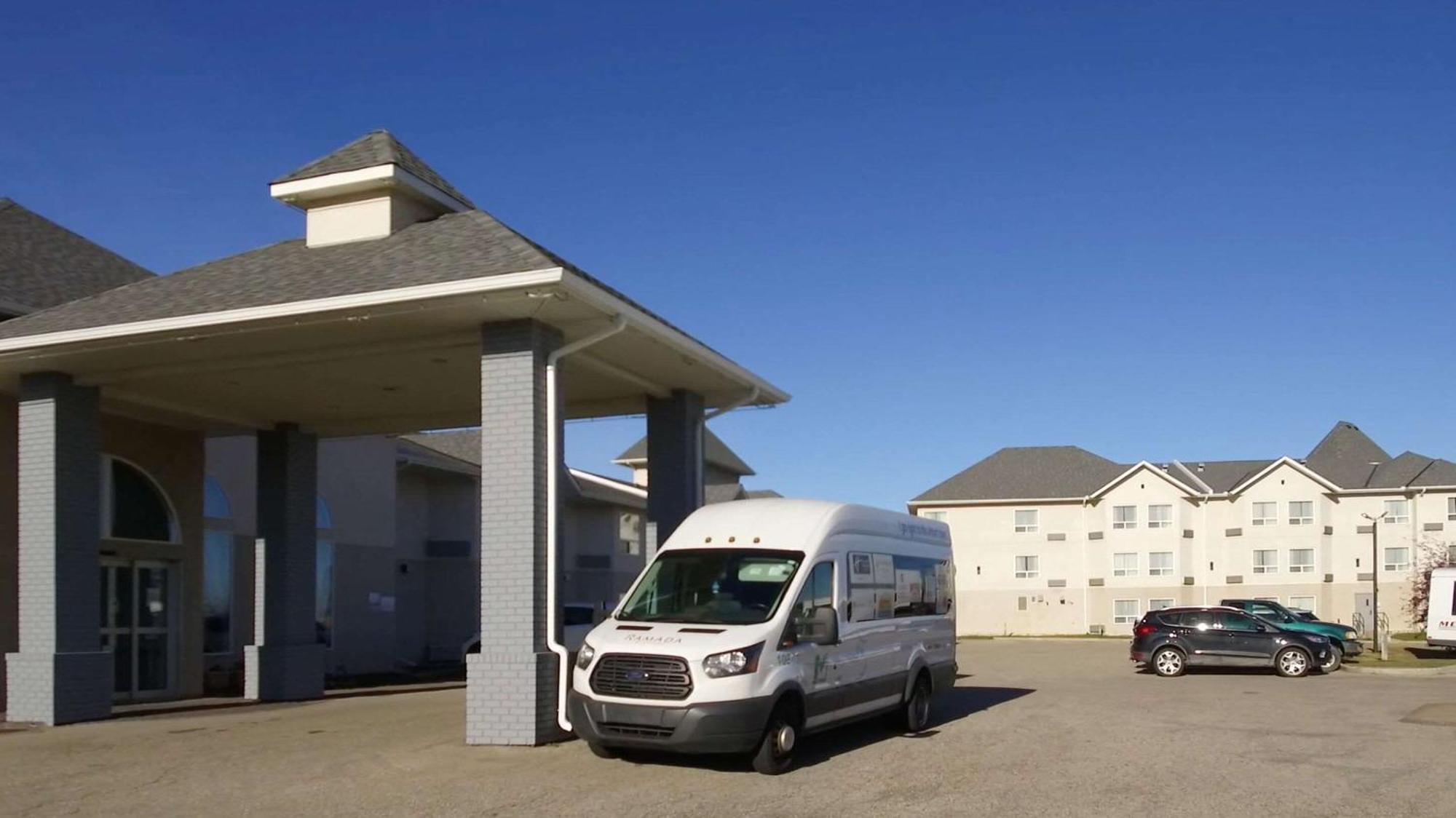 Quality Inn & Suites Edmonton International Airport Ледук Экстерьер фото
