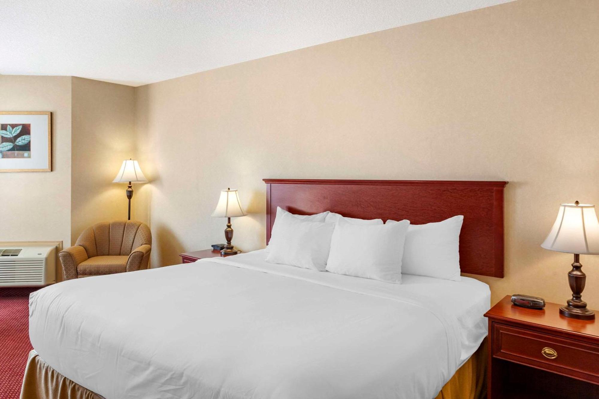 Quality Inn & Suites Edmonton International Airport Ледук Экстерьер фото