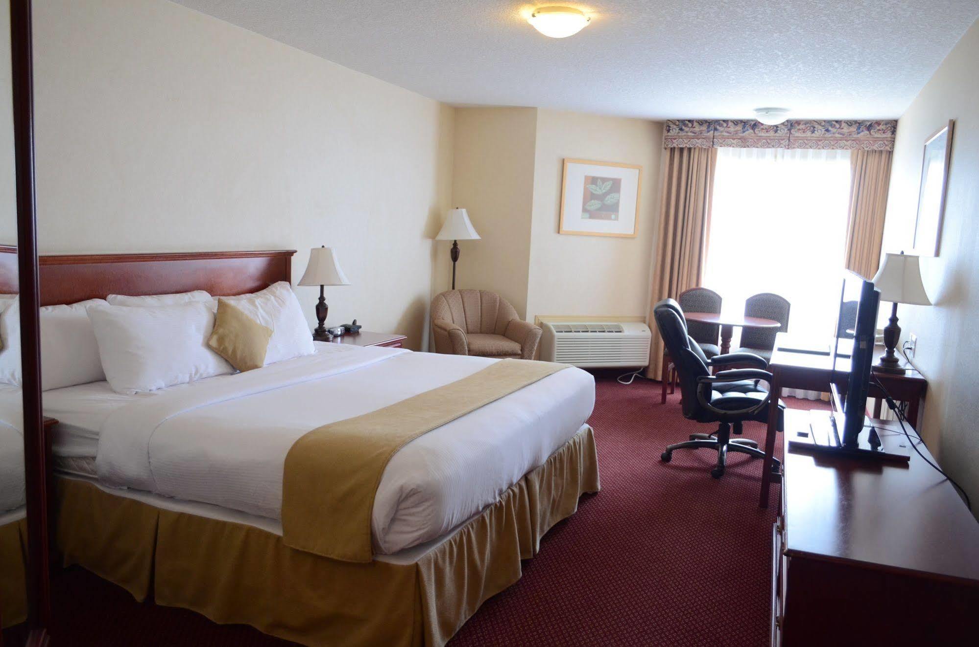 Quality Inn & Suites Edmonton International Airport Ледук Экстерьер фото
