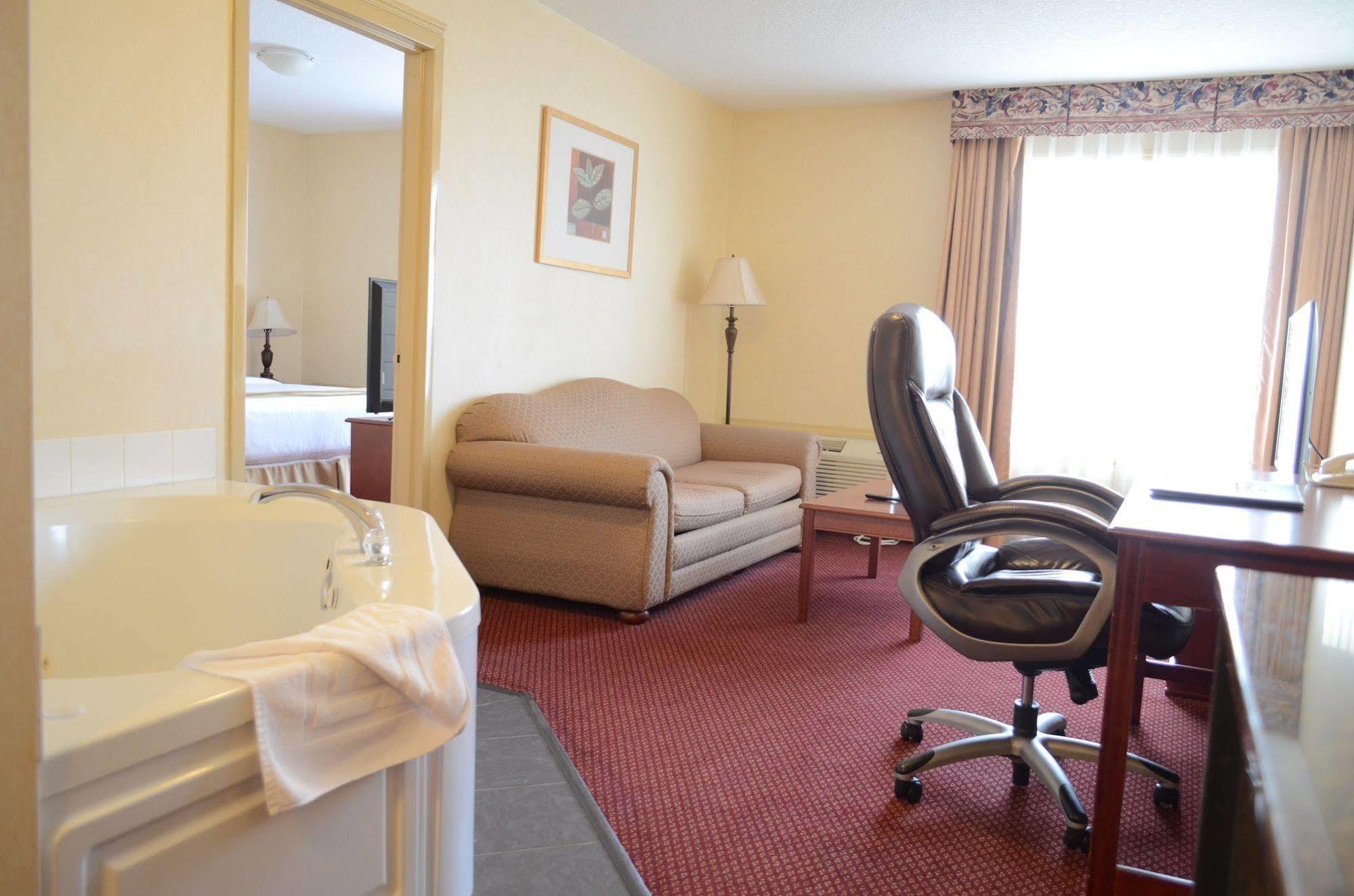 Quality Inn & Suites Edmonton International Airport Ледук Экстерьер фото